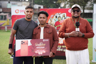 জামাল ভূঁইয়ার হাত থেকে উপহার নিলেন বরিশালের সানি বেপারী