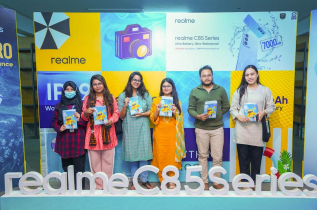 রিয়েলমির ক্যাম্পেইনে ফোন ডুবিয়ে রাখা হয় পানির ট্যাঙ্কে