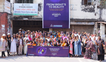 কর্মীরা সময় কাটান সুবিধাবঞ্চিত শিশু ও মায়েদের সঙ্গে