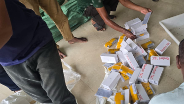 কাপড়ের রোলে আনা হয়েছে ৫ কোটি টাকার মোবাইল